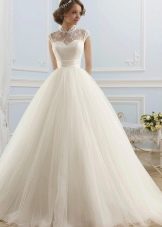 Váy cưới với cổ kín phồng thuộc bộ sưu tập ROMANCE của Naviblue Bridal