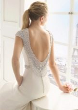 Gaun pengantin dengan sulaman berlian buatan di belakang