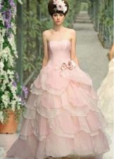 Brudekjole i stil med en prinsesse pink