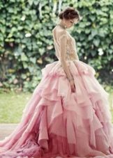 Weelderige roze trouwjurk in prinsessenstijl
