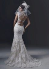 Gaun pengantin duyung dengan punggung terbuka