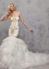 Mermaid wedding dress na may burda