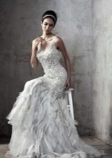Gaun pengantin dengan bahagian atas renda
