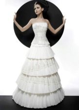 Vestido de novia con falda escalonada de la colección Courage