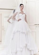 Сватбена рокля от колекция 2014 с многопластова пола