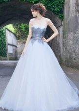 Gaun pengantin dengan renda biru