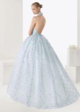 Světle modré svatební šaty s otevřenými zády