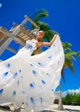 Poročna obleka z modrimi rožami
