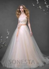 svadobné šaty broskyňovej farby od Romanova