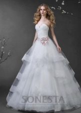 Gaun pengantin dari koleksi Love Story bertingkat