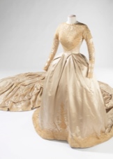 Suknia ślubna z trenem z XIX wieku