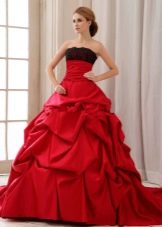 Czerwona suknia ślubna z czarnym dekorem