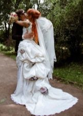 Gaun pengantin dengan hiruk pikuk