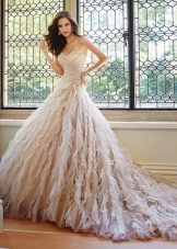 Gaun pengantin berwarna krim