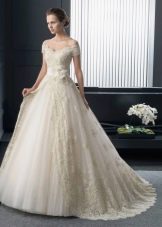Gaun pengantin yang rimbun dengan bahu yang diturunkan