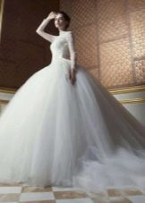 Gaun pengantin tertutup yang subur