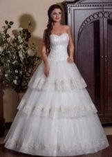 Gaun pengantin a-line berjenjang