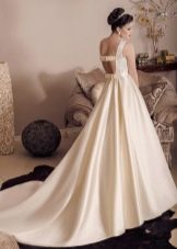Gaun pengantin A-line dengan punggung terbuka