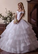 Sulīga kāzu kleita ar daudzpakāpju svārkiem