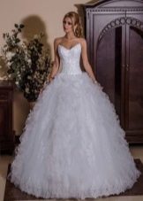 Gaun pengantin dengan rok penuh