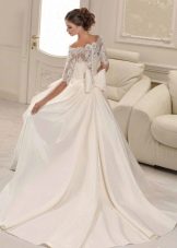 Gaun pengantin A-line dengan busur