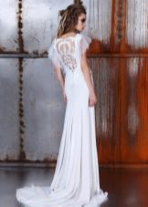 Gaun pengantin yang elegan dengan potongan belakang dengan kereta api