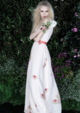 Biele spoločenské šaty s ružovým opaskom