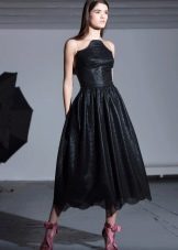 Gaun pengantin midi hitam untuk malam gala
