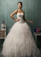 Gaun pengantin A-line dengan crinoline