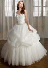 Gaun pengantin yang subur dengan crinoline