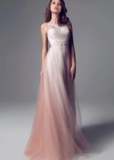 Gaun pengantin putih dan pink