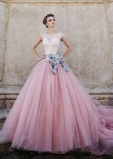 Gaun pengantin merah muda dengan busur