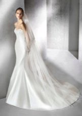 Gaun pengantin satin dari St. Patrick