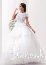 Буйна сватбена рокля с многопластова пола