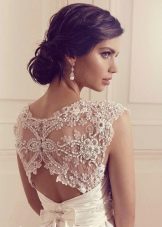Gaun pengantin dengan renda di bagian belakang