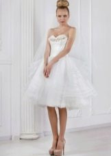 Gaun pengantin pendek dengan korset