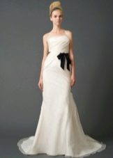 Gaun pengantin oleh Vera Wong dari koleksi 2011 dengan tali pinggang hitam