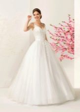 Gaun pengantin putih gebu dengan tali