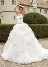 Sulīga balta kāzu kleita ar slāņveida svārkiem