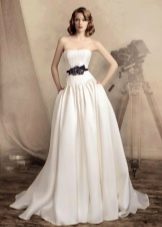 Gaun pengantin putih dengan sabuk hitam