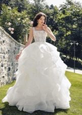 Gaun pengantin yang rimbun ke lantai