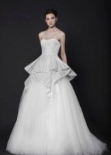 Gaun pengantin yang mewah dengan peplum