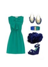 Turkoois jurk met blauwe accessoires