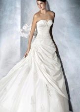 فستان زفاف أبيض بتصميم رايات