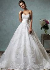 Gaun pengantin yang subur dari Amelia Sposa