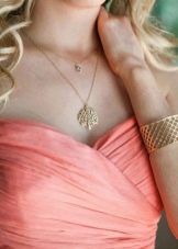 Gold jewelry for a coral dress