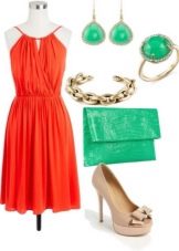 Vestido coral combinado con complementos verdes