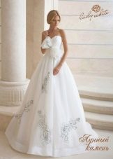 Сватбена рокля от колекция Diamond от Lady White с обемно цвете