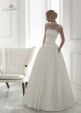Gaun pengantin dari koleksi Universe oleh Lady White dengan renda