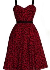 Gaun merah dengan motif macan tutul